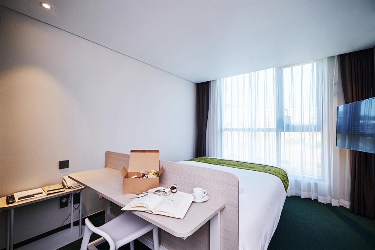 Jeju Pureun Hotel Сеогвипо Екстериор снимка